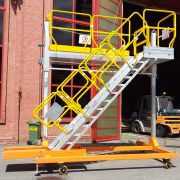 Scala speciale elevabile - Special ladder with a lifting platform to work safely up to 5 m.